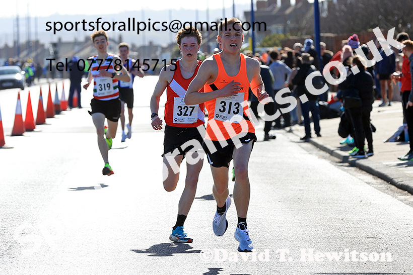 Mens under-17s 5k, 2025 Northern 12 and 6 Stage Road Relays and Junior 5k, Redcar. Photo: David T. Hewitson/Sports for All Pics